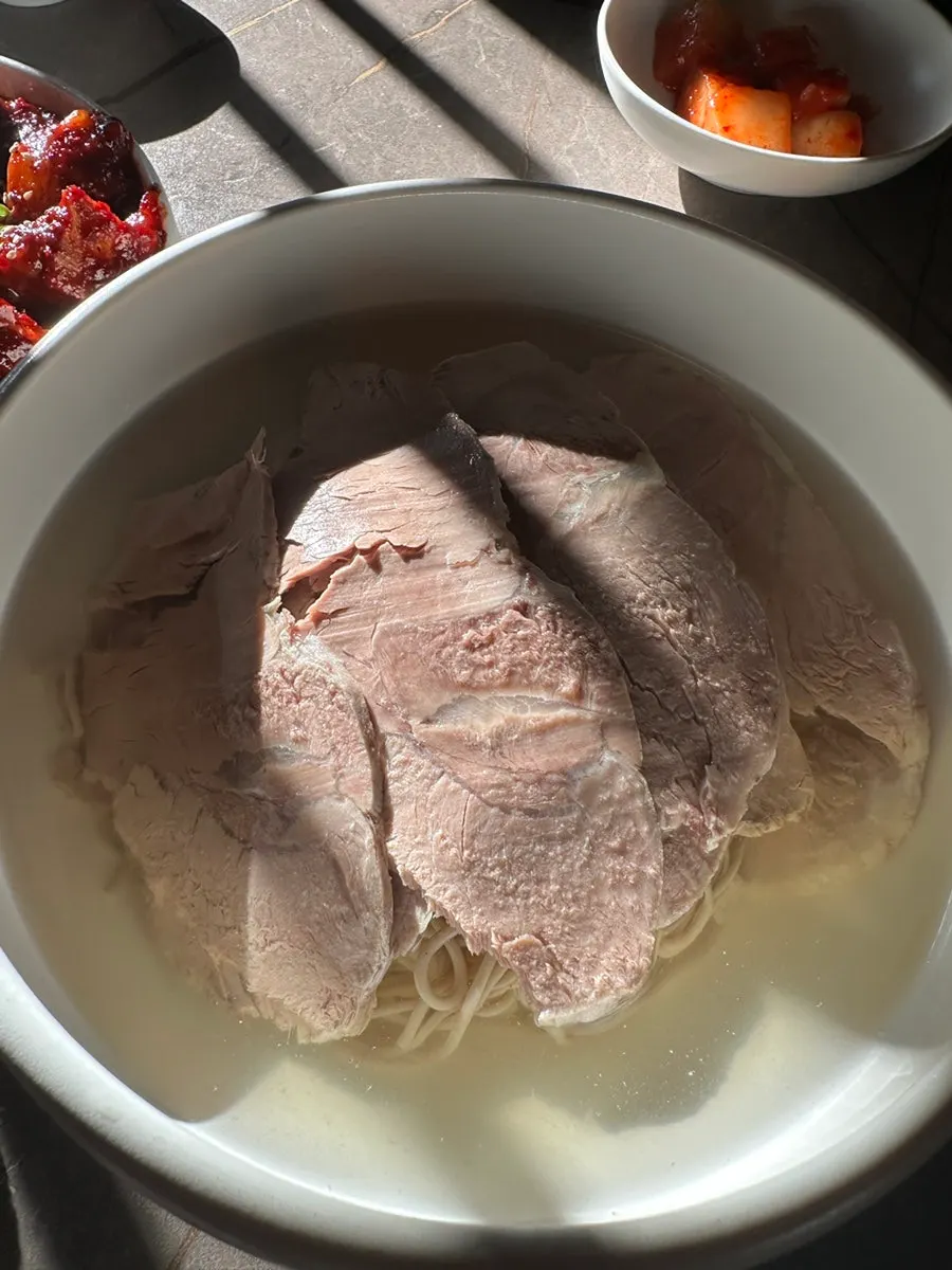 담백한 국물의 안옥 맑은 곰탕