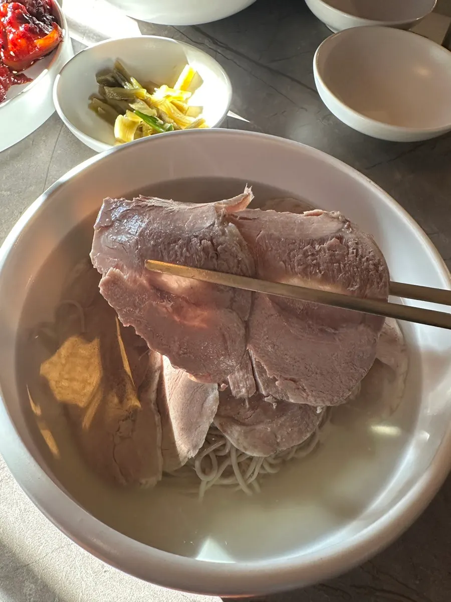 맑은 육수를 기본으로 한 평양냉면