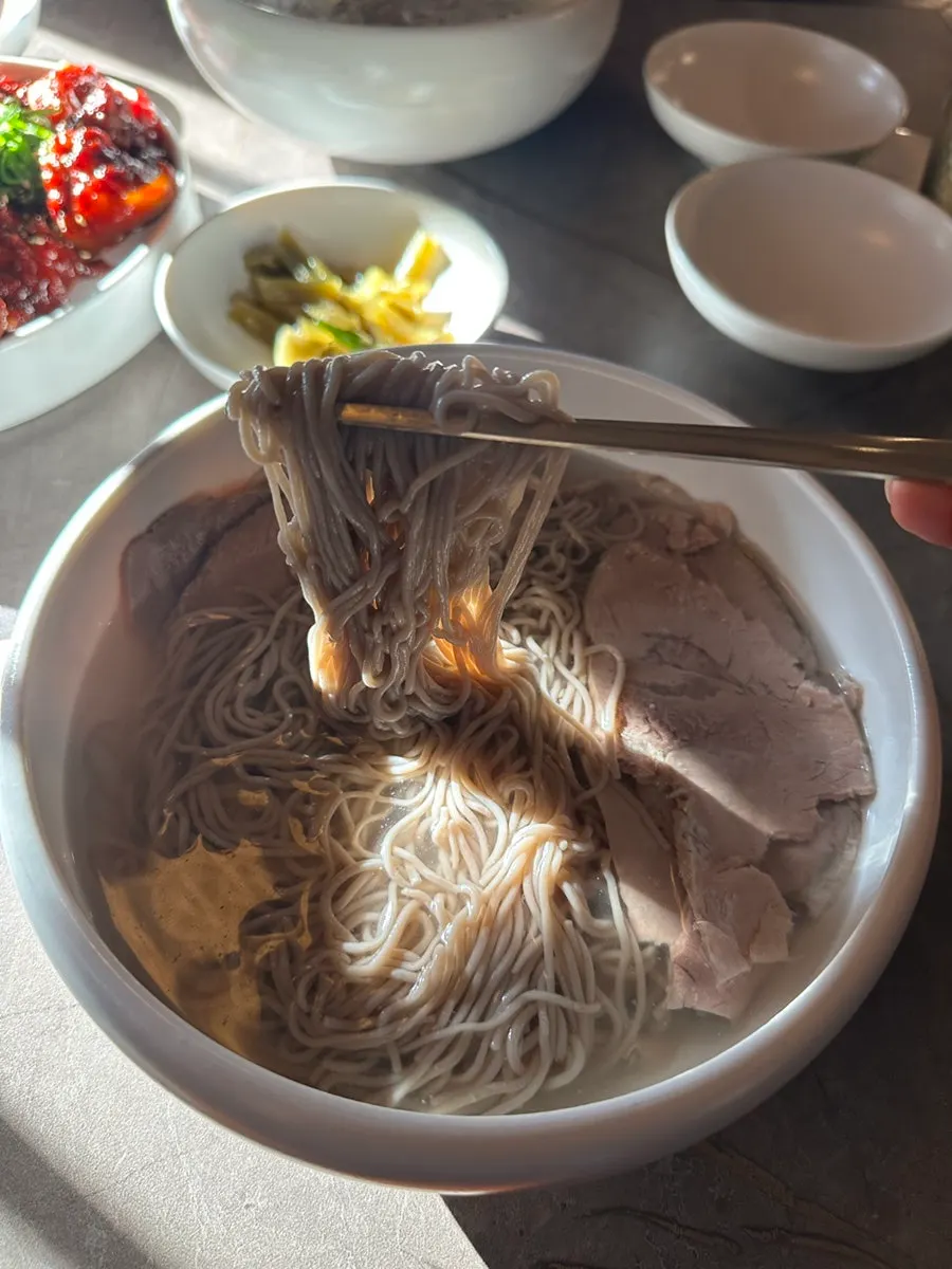 담백하고 슴슴한 스타일의 평양냉면