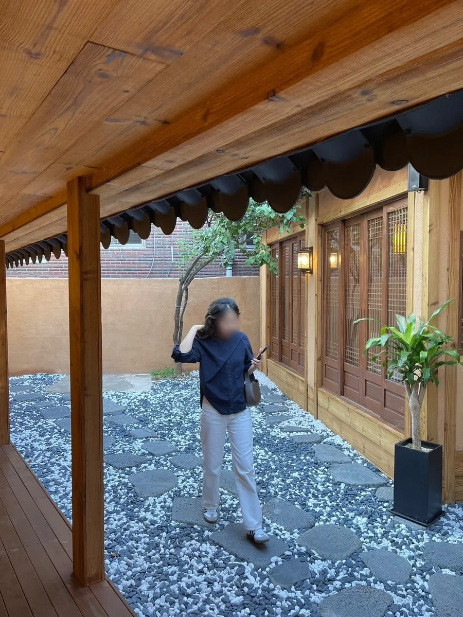 Anok’s hanok setting after the meal