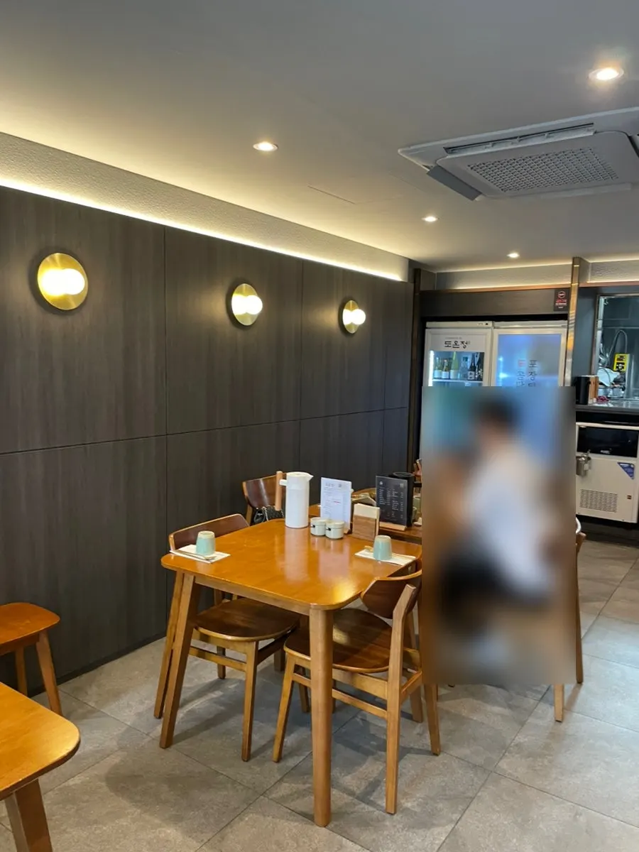 도온정 홍대직영점 차분한 한식당 내부