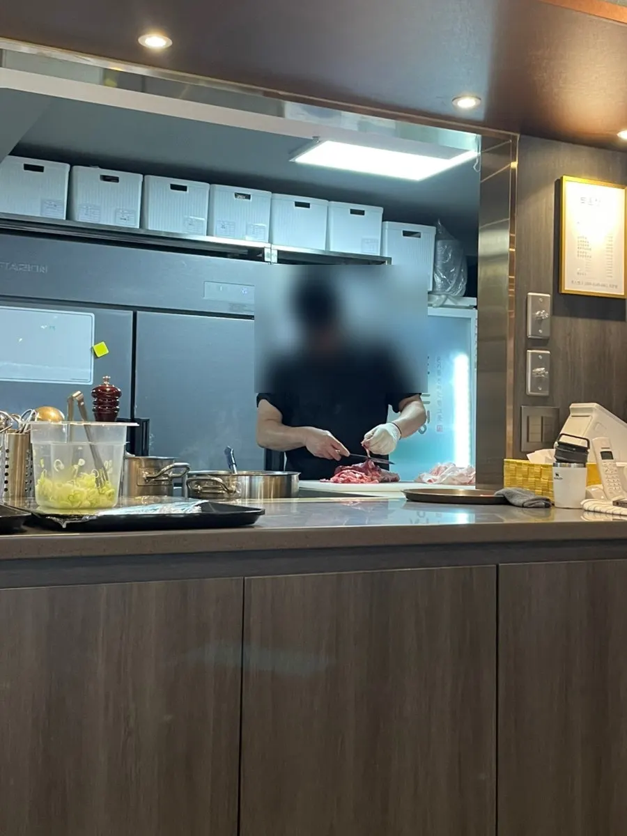 고기 손질이 보이는 도온정 오픈 주방