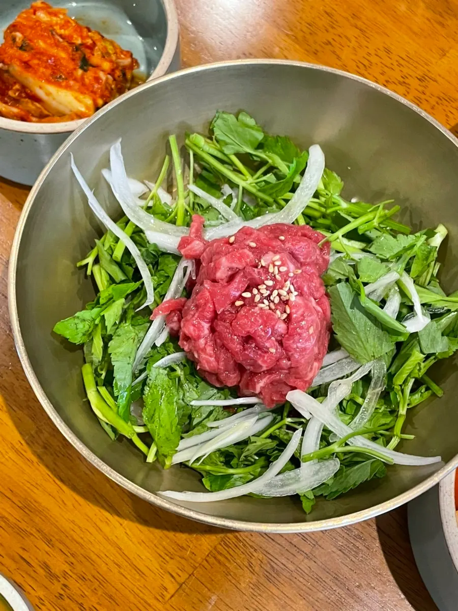 육회가 올라간 도온정 육회비빔밥 클로즈업