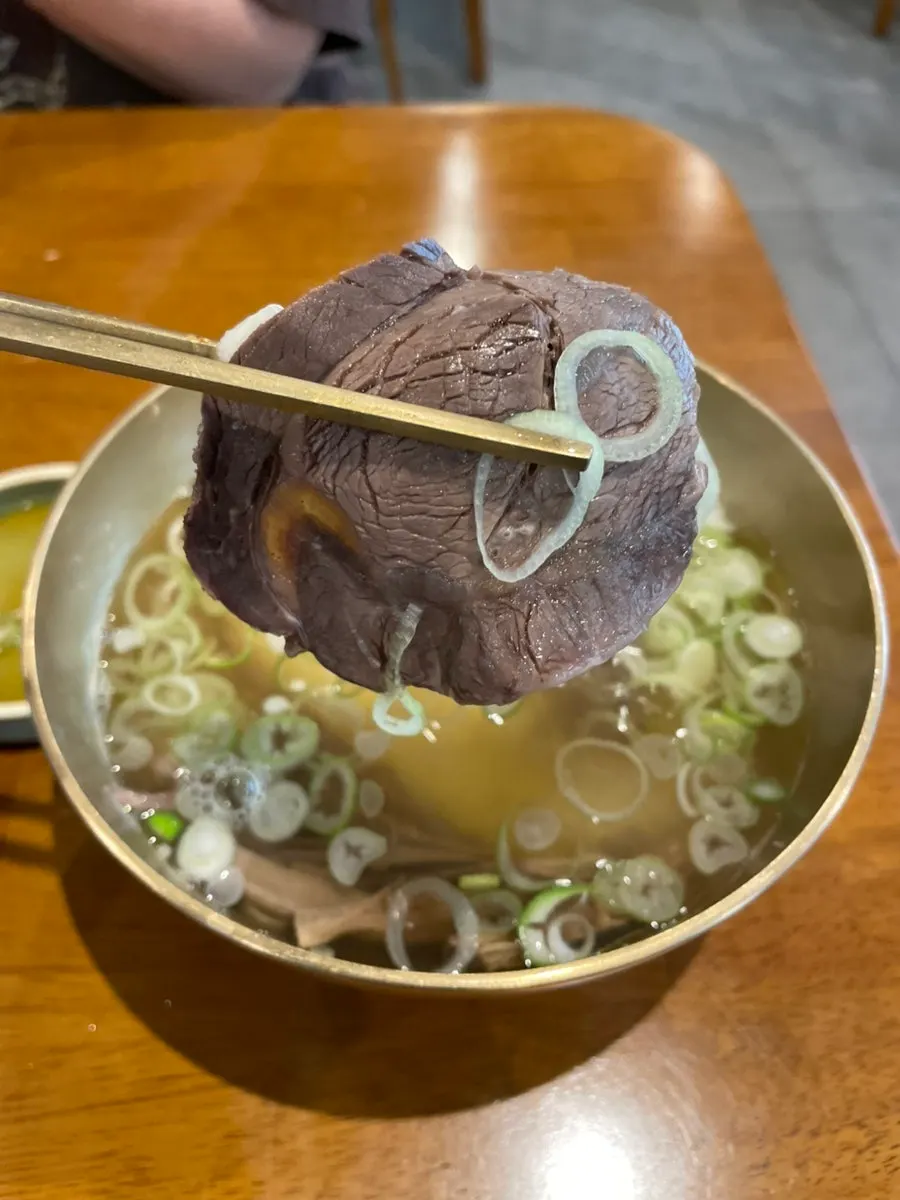 맑은 곰탕 속 아롱사태와 양지 고기