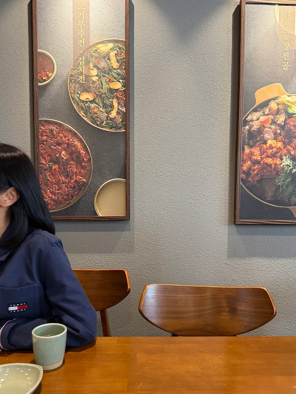 도온정 홍대직영점 실내 테이블 전경