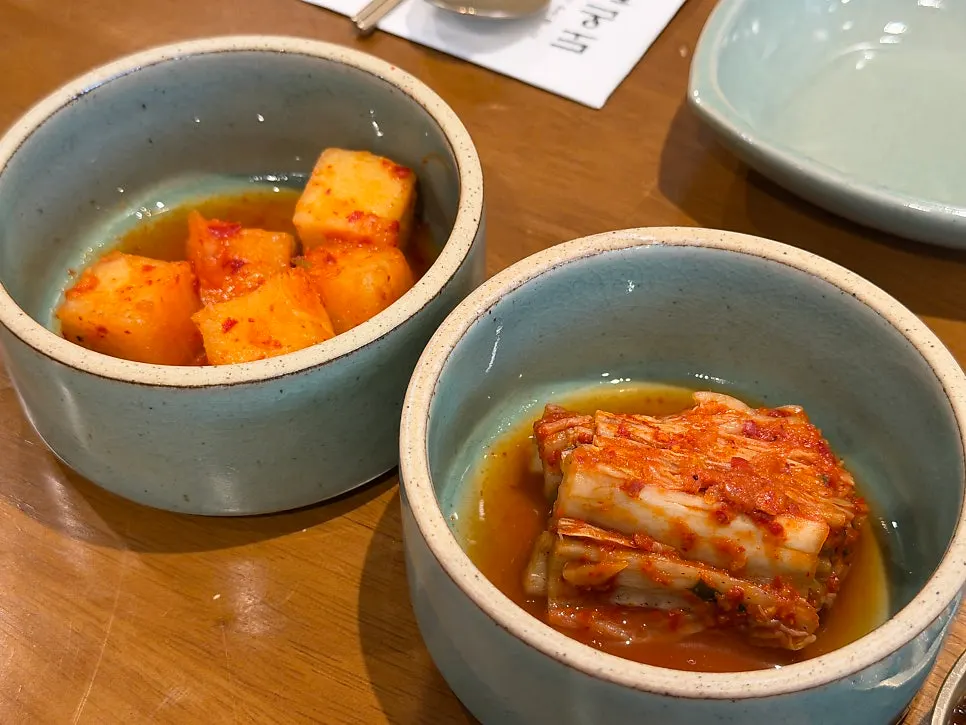 먼저 나온 배추김치와 깍두기