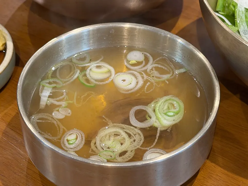 육회비빔밥에 곁들여 나온 곰탕국물