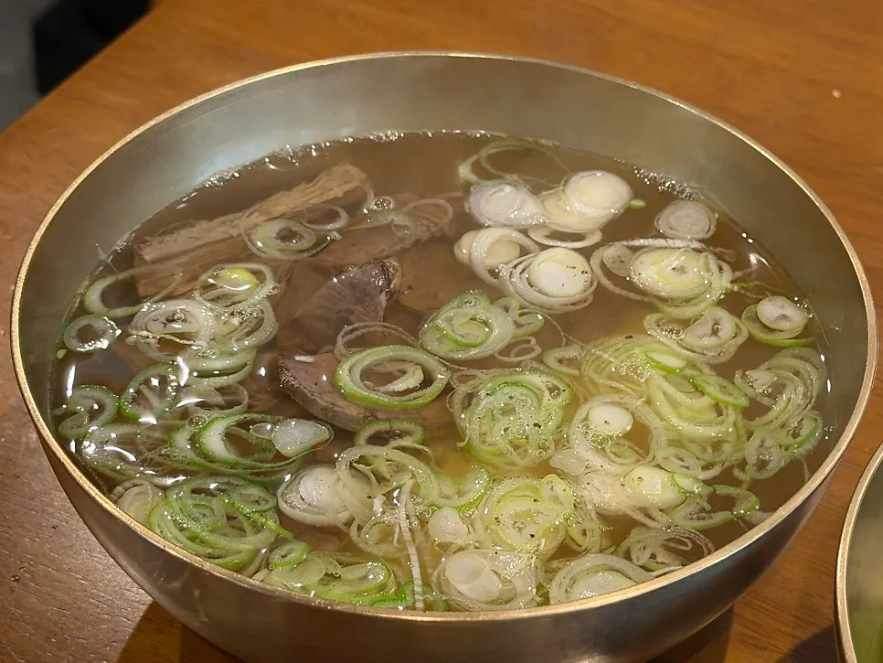 파 듬뿍 올라간 맑은 한우곰탕