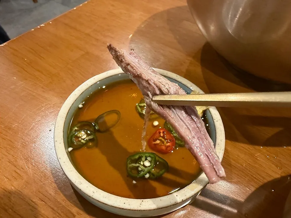 곰탕 고기 전용 간장에 찍은 수육