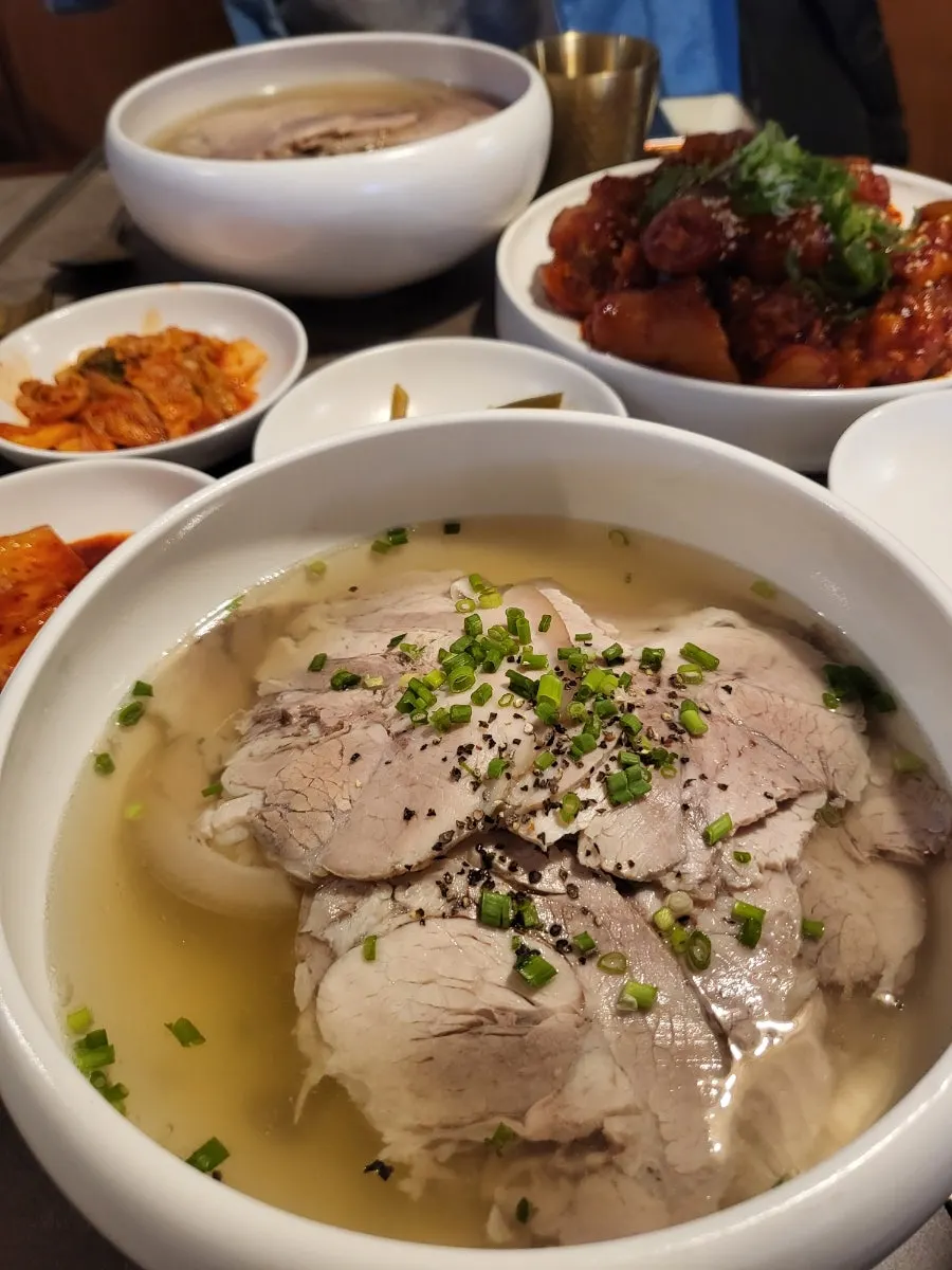 Gomtang and naengmyeon meal set