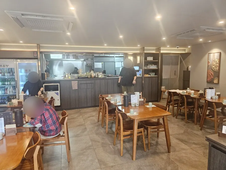 Spacious interior of Doonjeong Hongdae Direct Branch