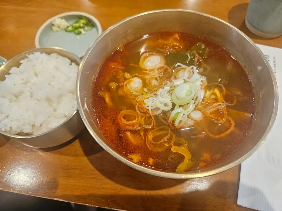 A bowl of regular spicy hanwoo yangtang