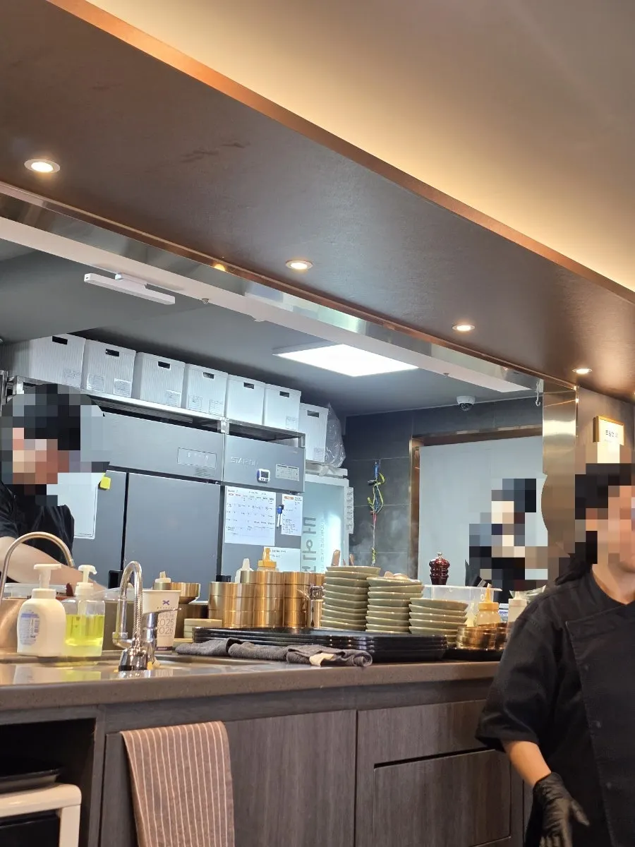 놋그릇이 놓인 도온정 홍대직영점 테이블