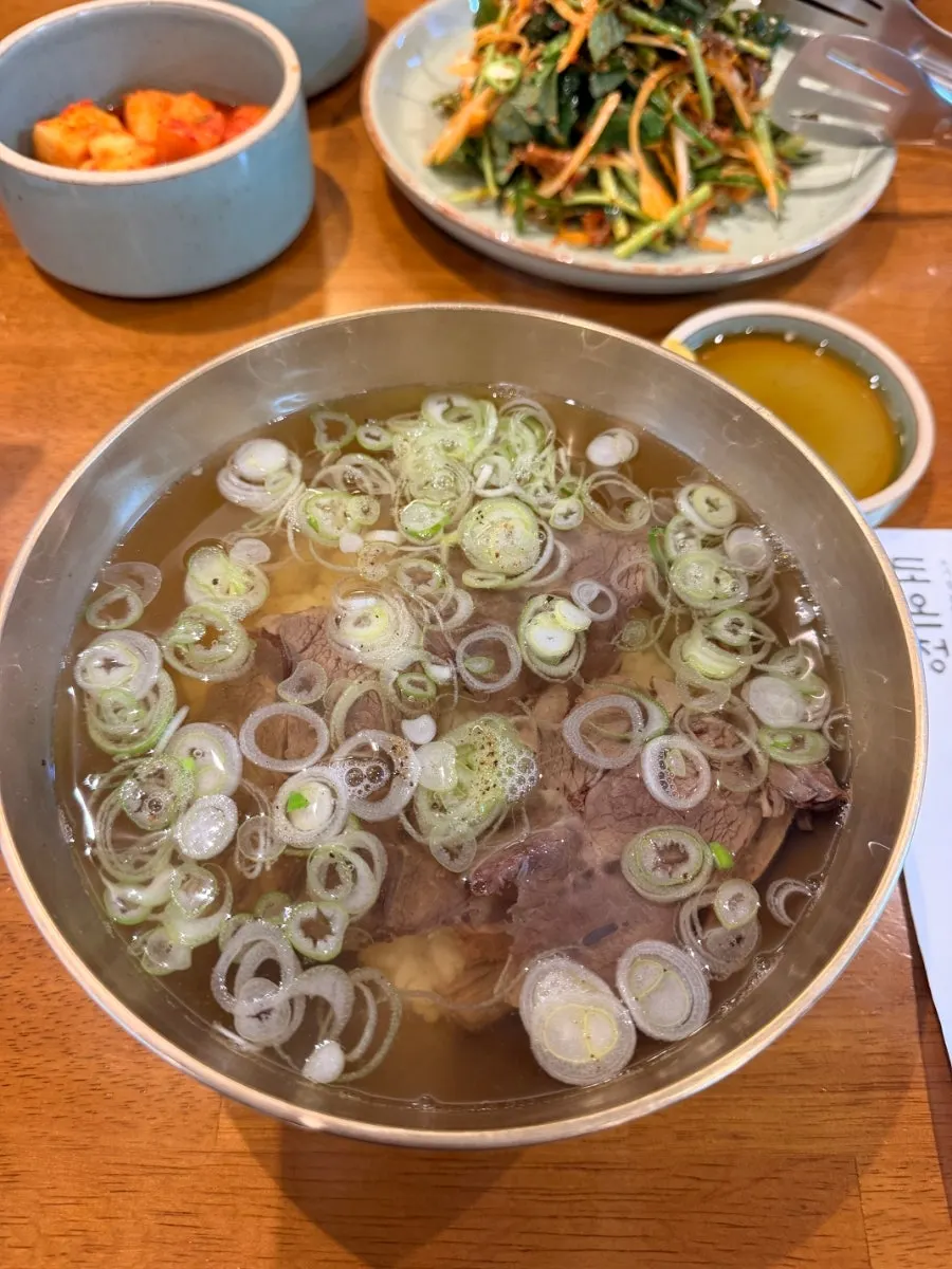 도온정 홍대직영점 깔끔한 식사 공간