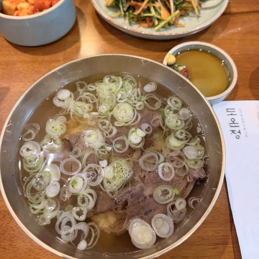 맑은곰탕 육회비빔밥 고기무침 한 상