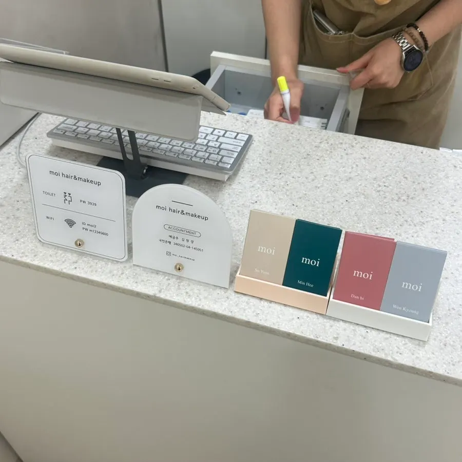 깔끔하게 정리된 메이크업샵 내부 전경