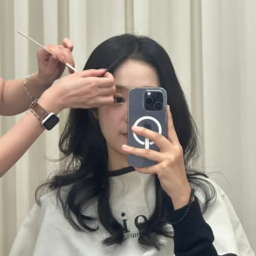 가르마와 앞머리를 정리한 헤어 마무리