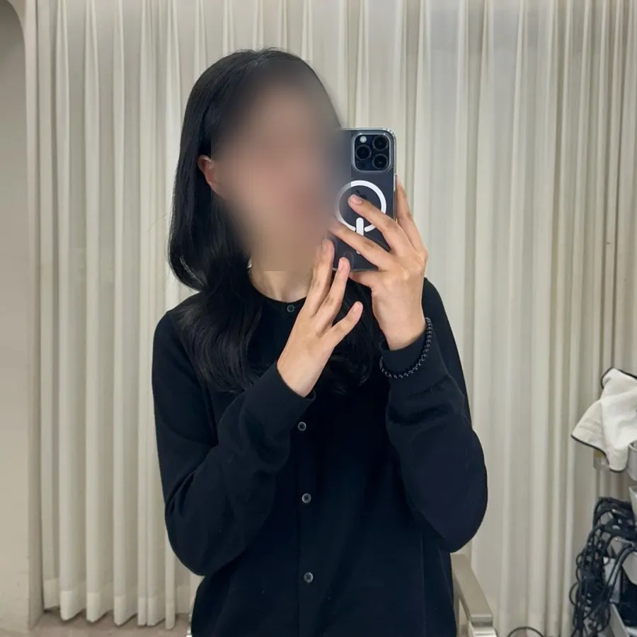 웨이브 헤어와 핑크 메이크업 옆모습