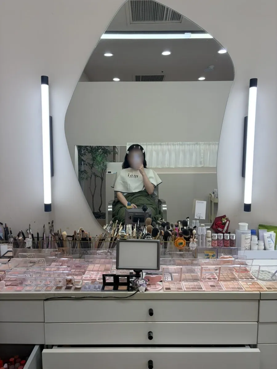 메이크업 공간이 마련된 샵 내부 모습