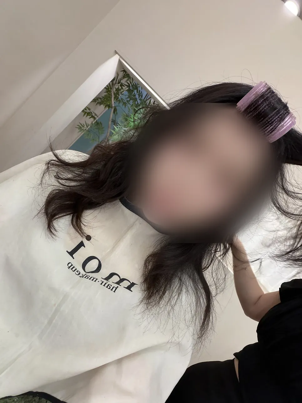 헤어 스타일링 진행 중인 세로 사진