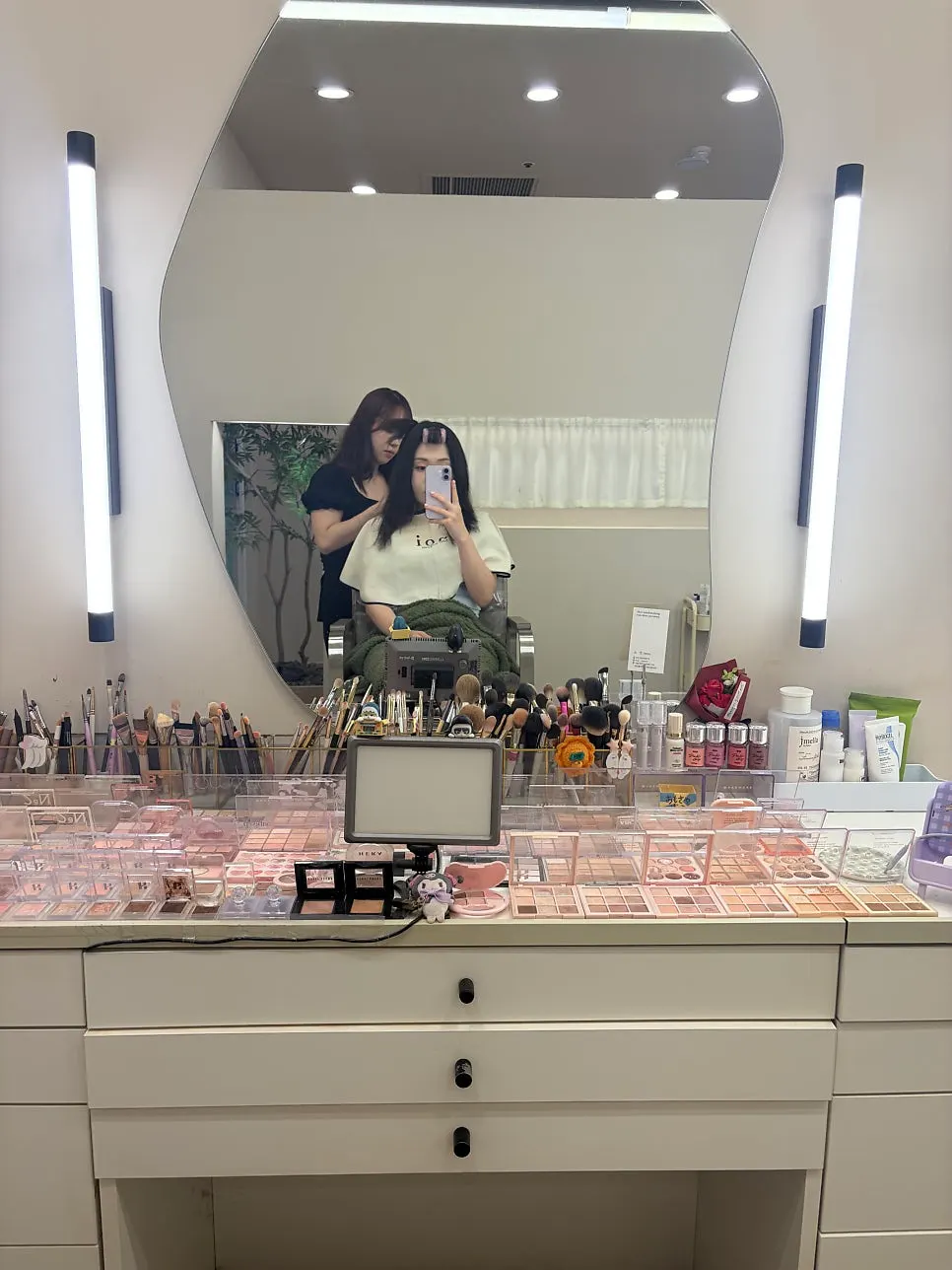 헤어까지 마무리된 스타일링 세로 사진