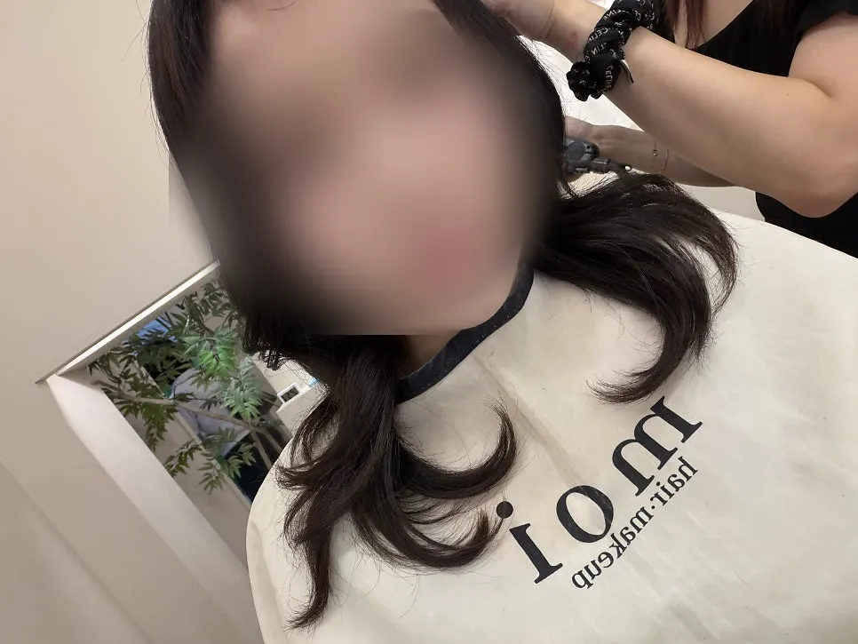 또렷한 아이메이크업이 보이는 얼굴 사진