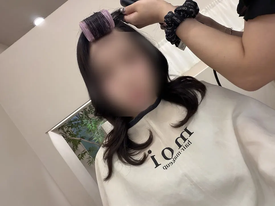 깔끔한 피부 표현이 드러나는 메이크업 사진
