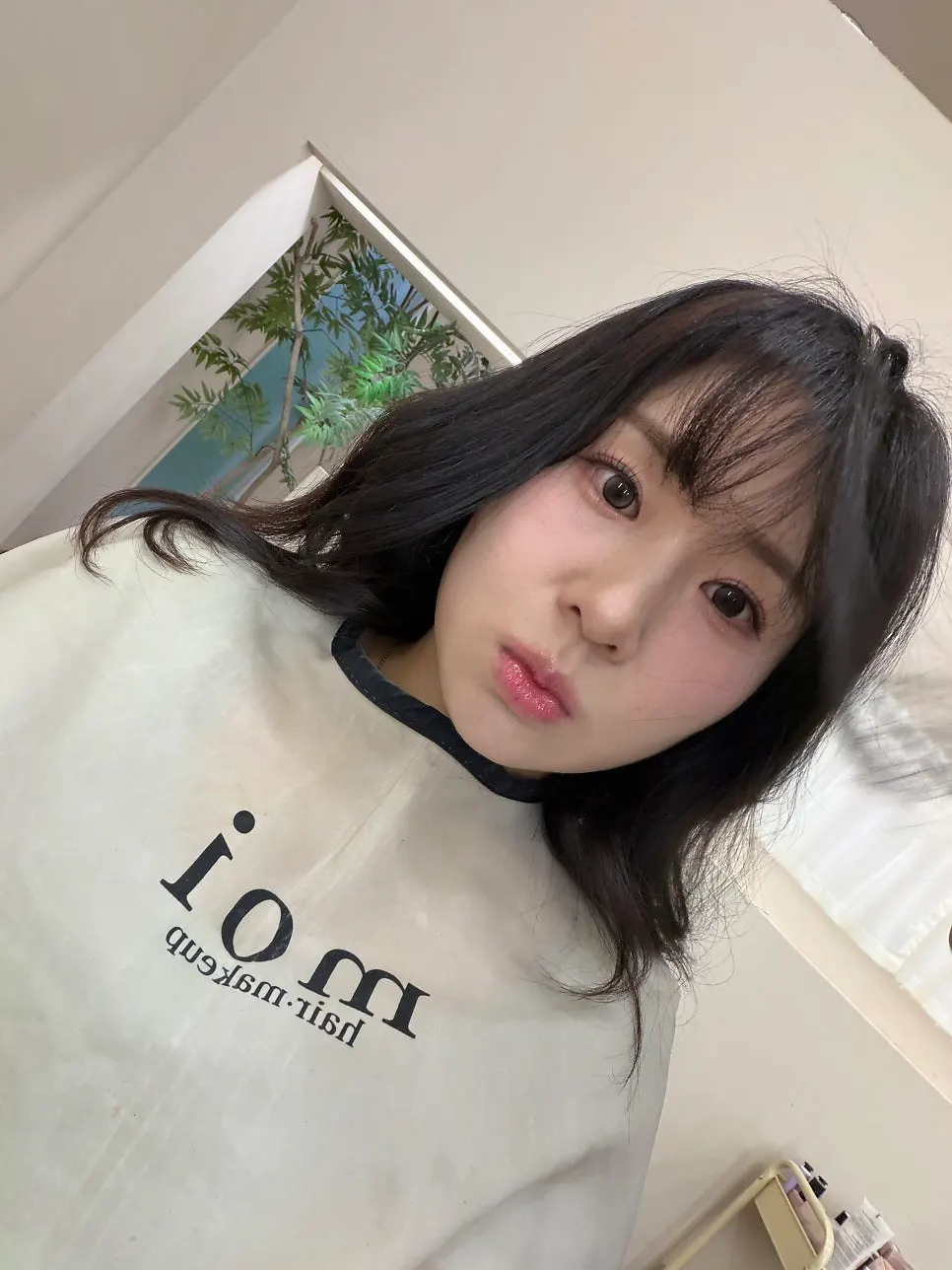 헤어메이크업 완성 후 세로 인물 사진