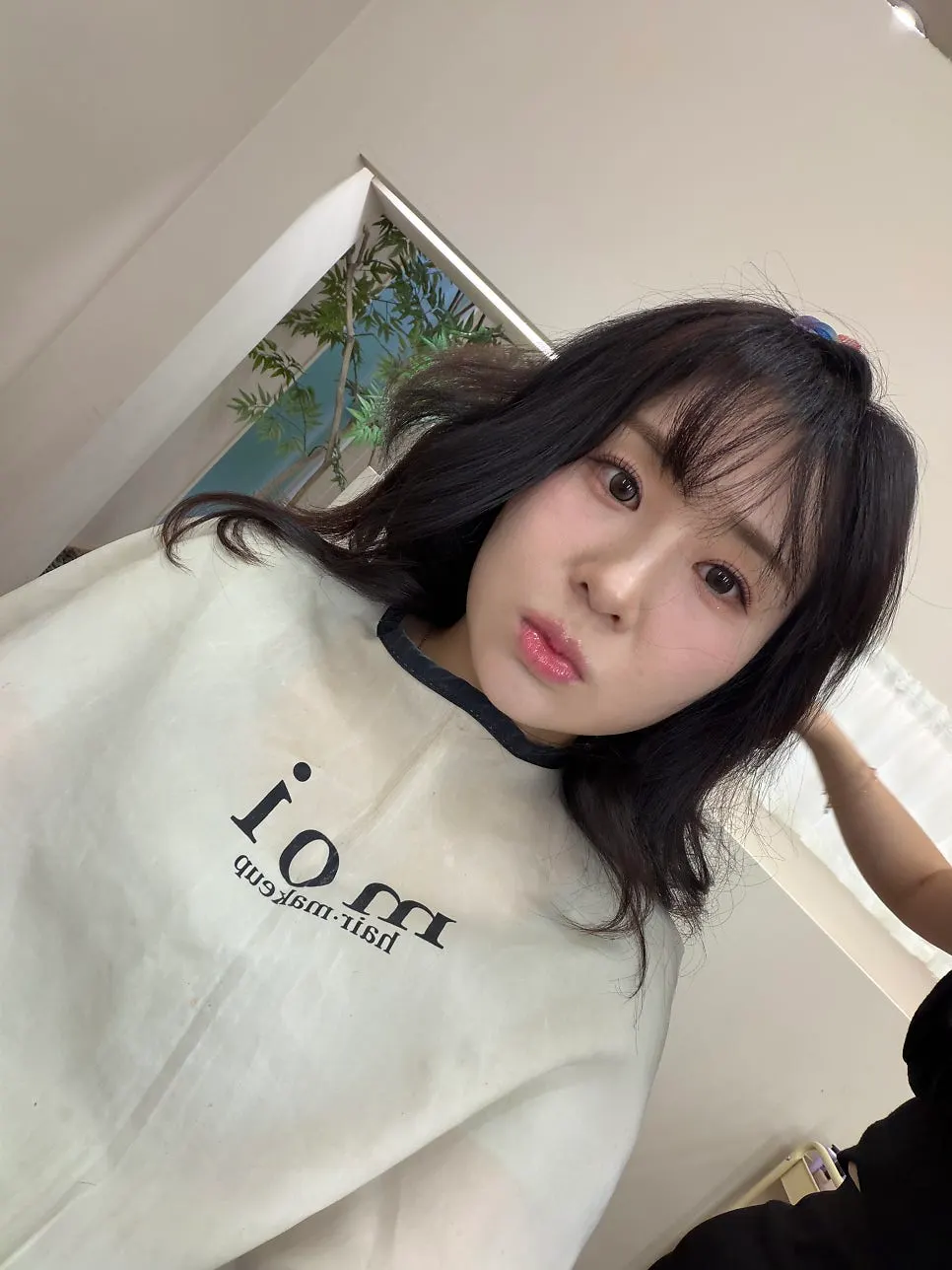 헤어 연출이 돋보이는 세로 사진