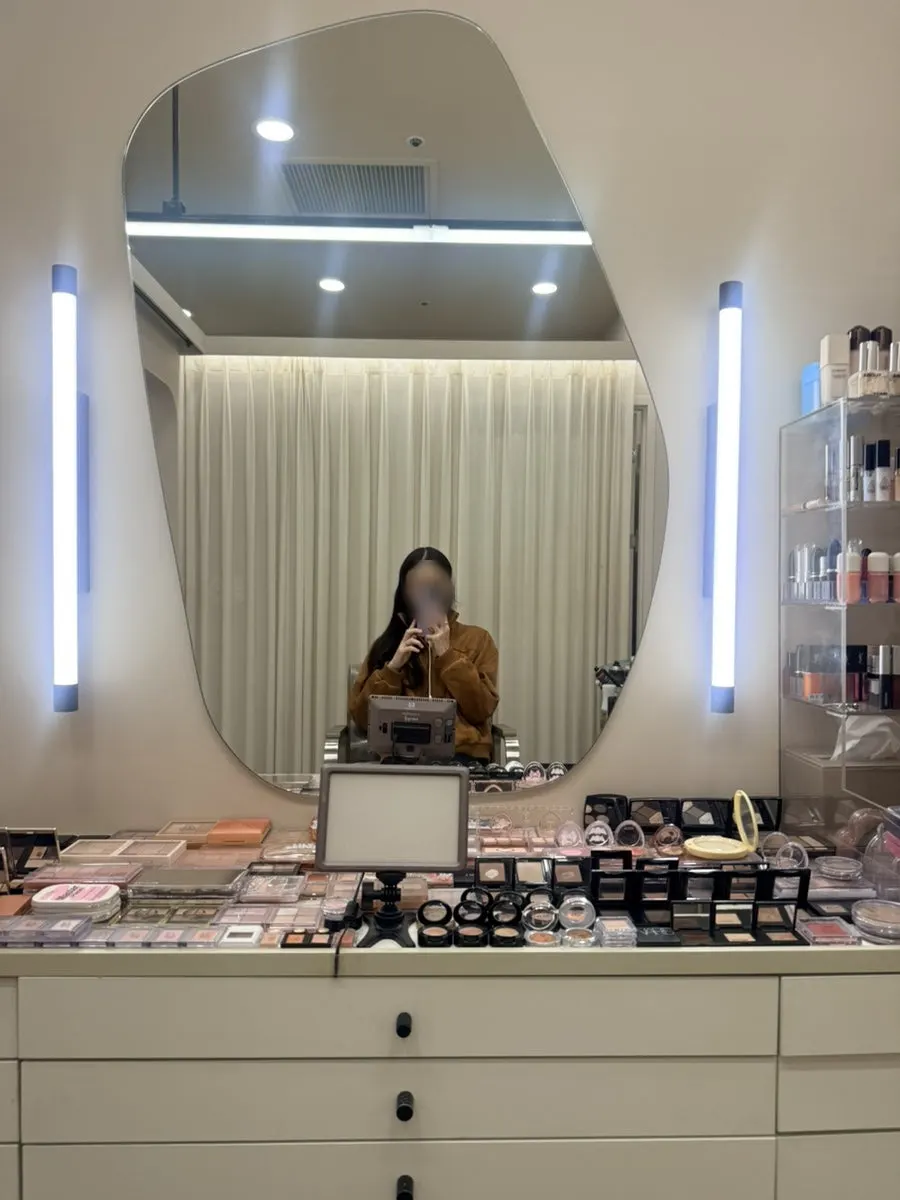 Overview of the styling area at Moi Hair Makeup
