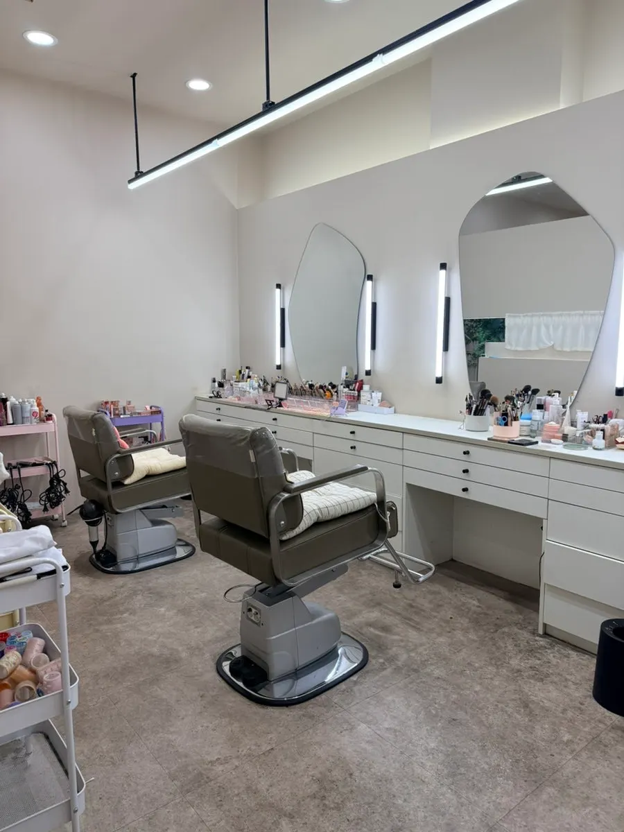Makeup room seat and mirror