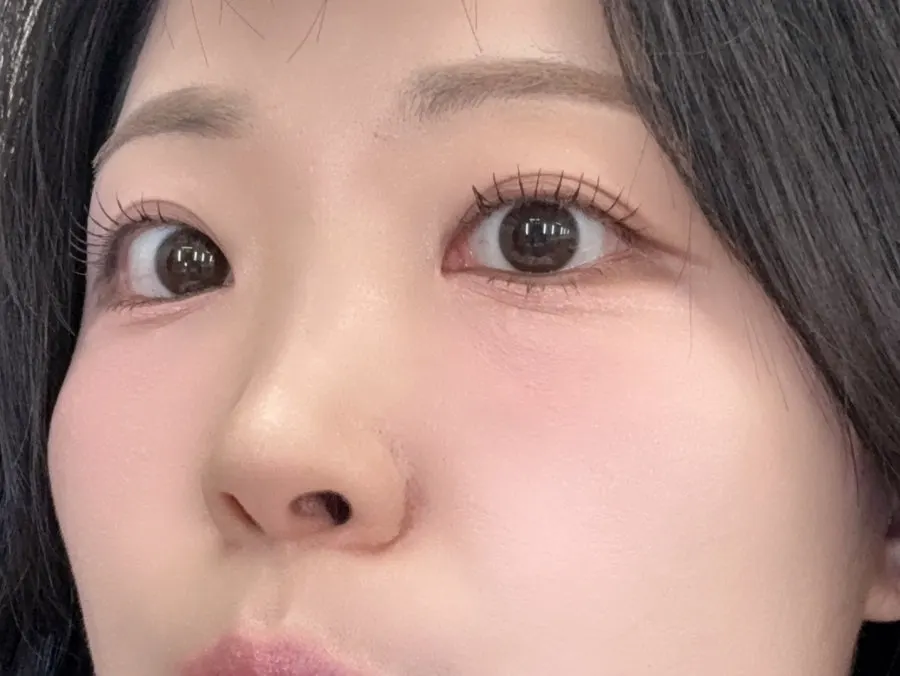 광고 촬영용으로 조금 진하게 표현한 눈 메이크업