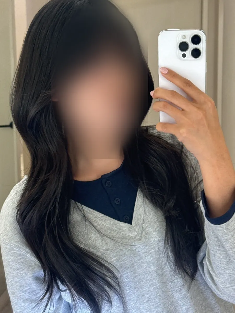 컬을 넣은 웨이브 헤어 측면 모습