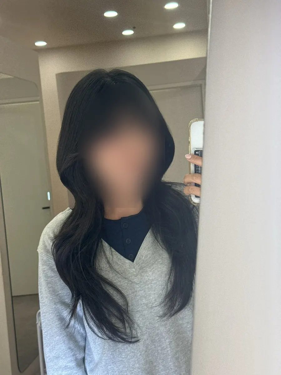 샵 거울 앞에서 찍은 헤어메이크업 셀카