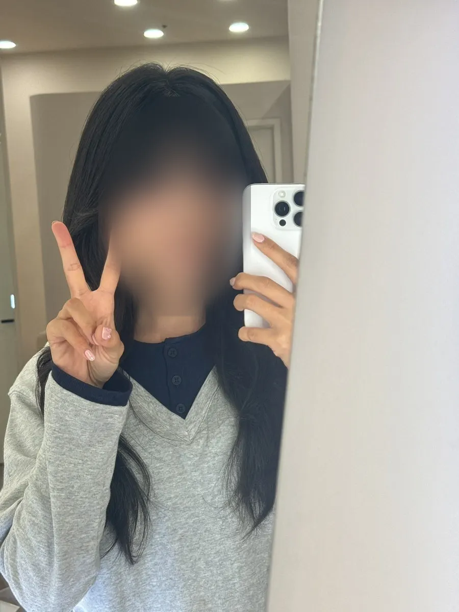 헤어와 메이크업 조화를 보여주는 거울 셀카