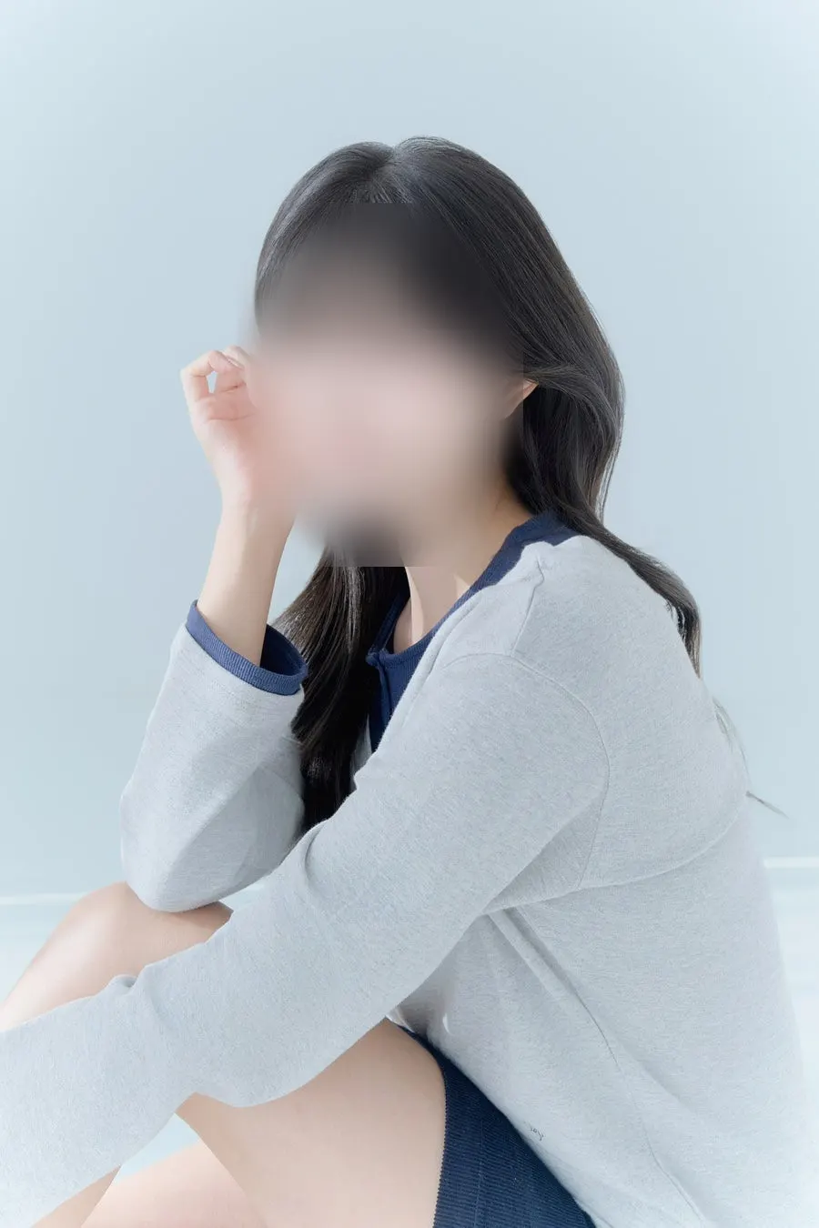 단정하게 스타일링된 헤어 전체 세로 컷