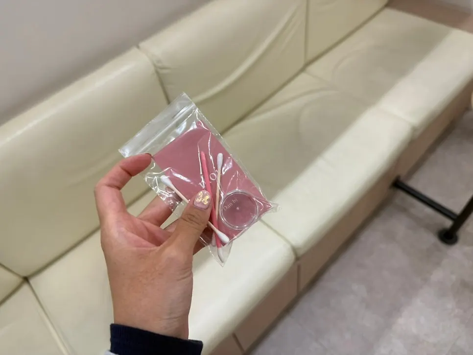립과 베이스 컬러를 담아준 메이크업 수정 키트
