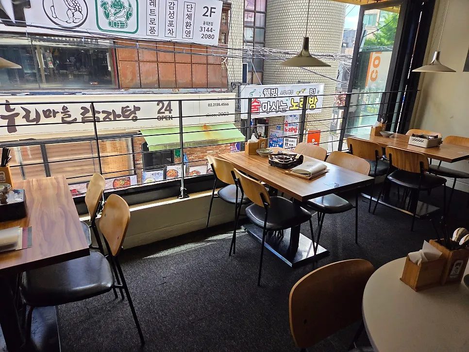 Spacious table layout inside MANDOO BAR's 2nd floor