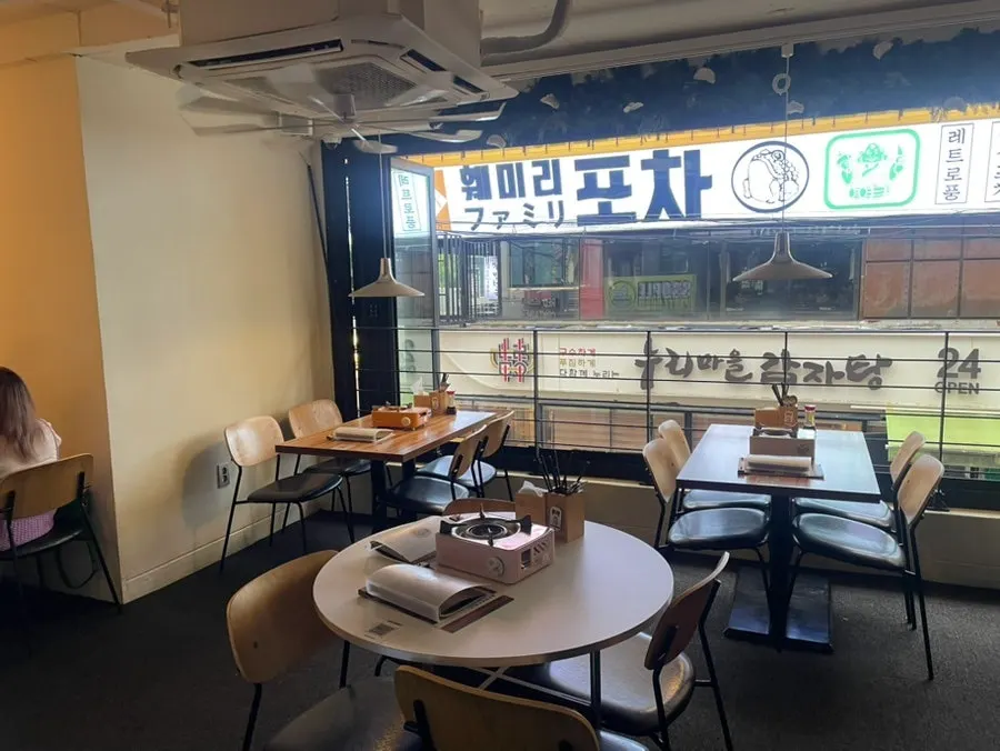 Seating, self-bar, and waiting instructions at MANDOO BAR's entrance