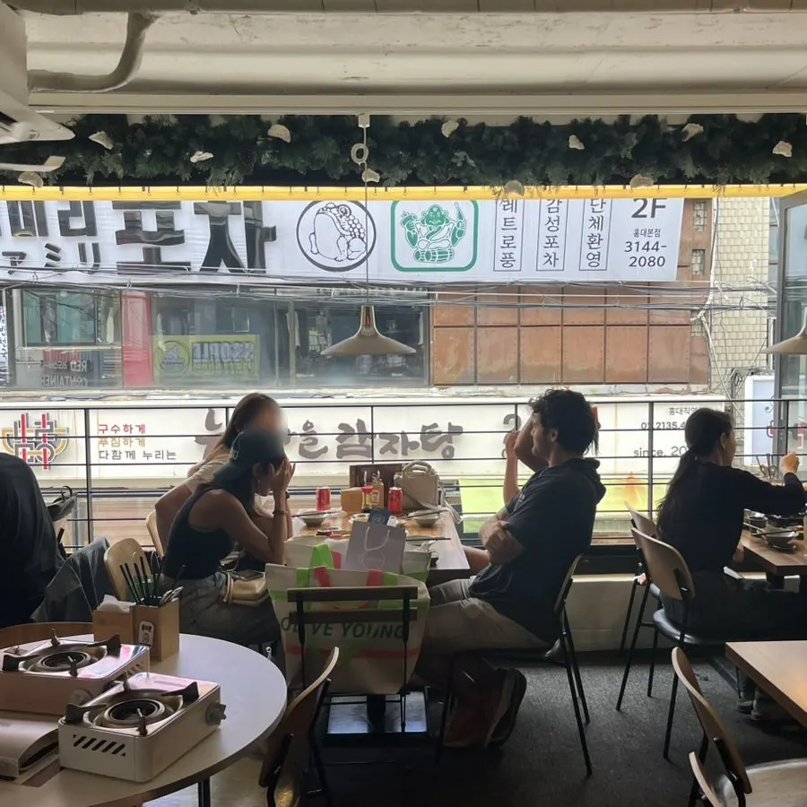 만두바 매장 내부와 손님들