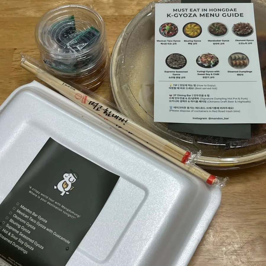 깔끔하게 포장된 만두바 테이크아웃 봉투