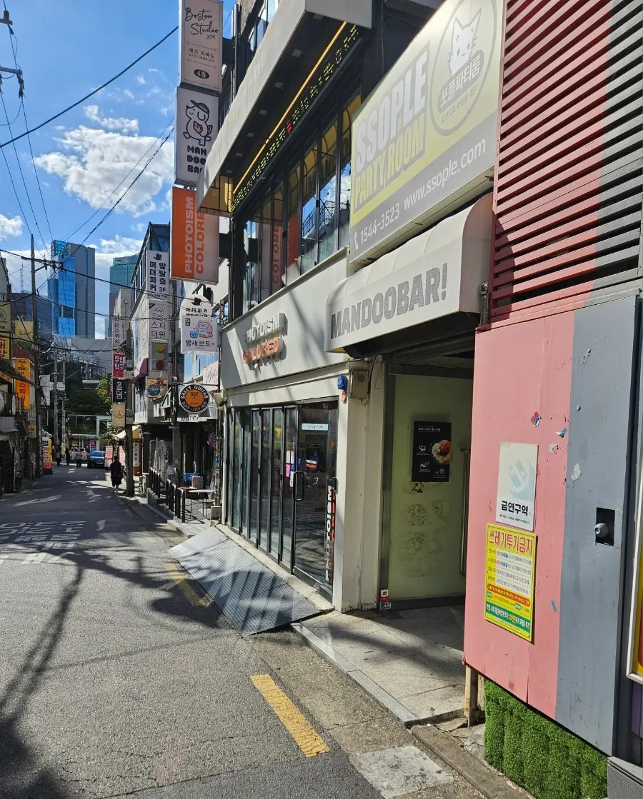 Entrance to MANDOO BAR on the 2nd floor of Photoism