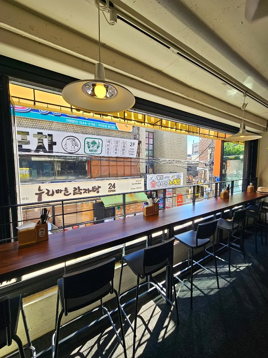 Atmosphere of the 2nd floor at MANDOO BAR