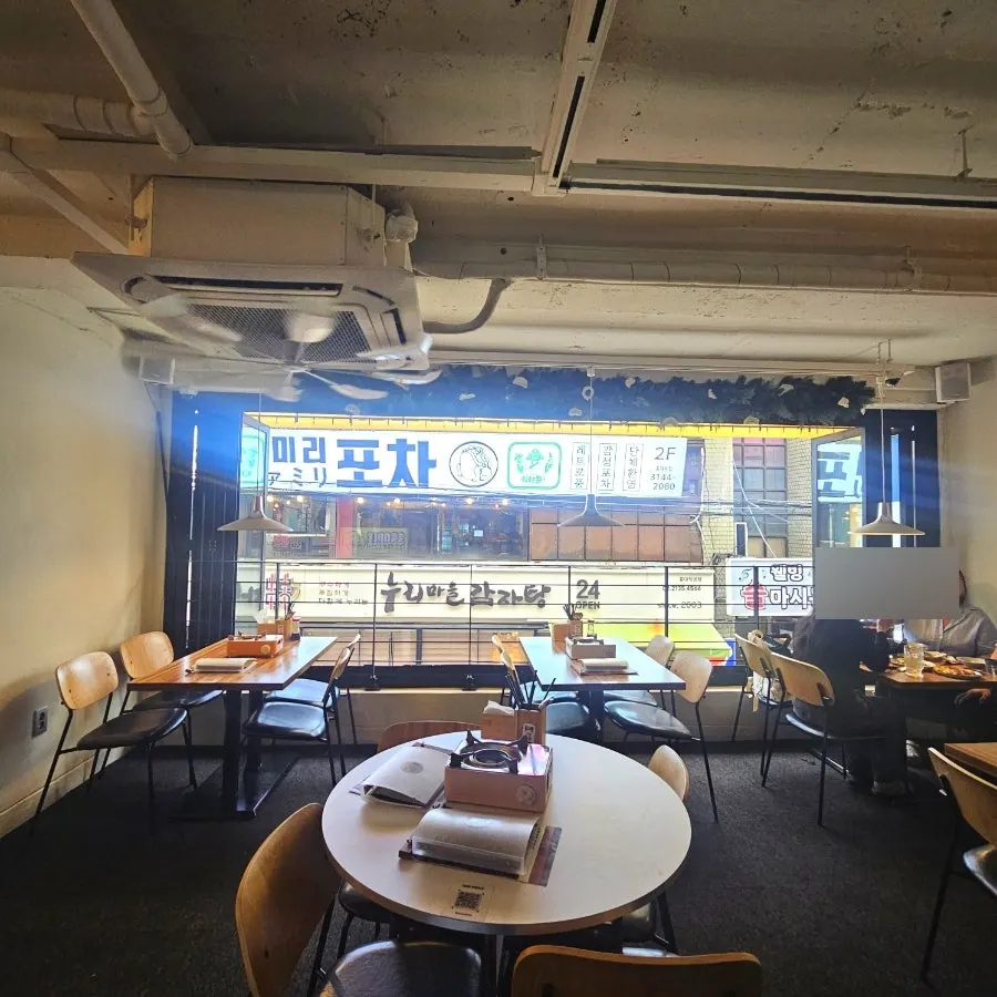 First-floor takeaway ordering area