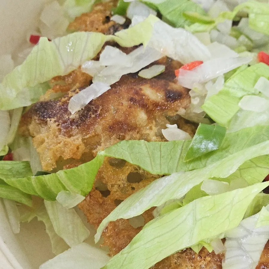 Yuringi gyoza served with vegetables and sauce