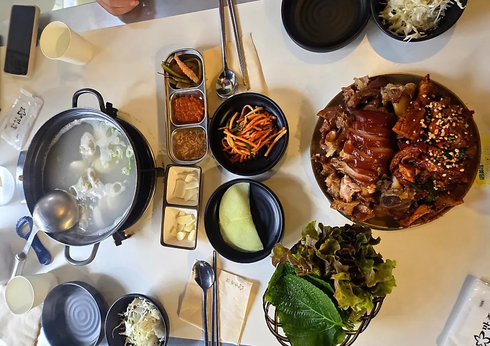 반반족발 쟁반국수 세트와 서비스 떡만둣국 한상차림