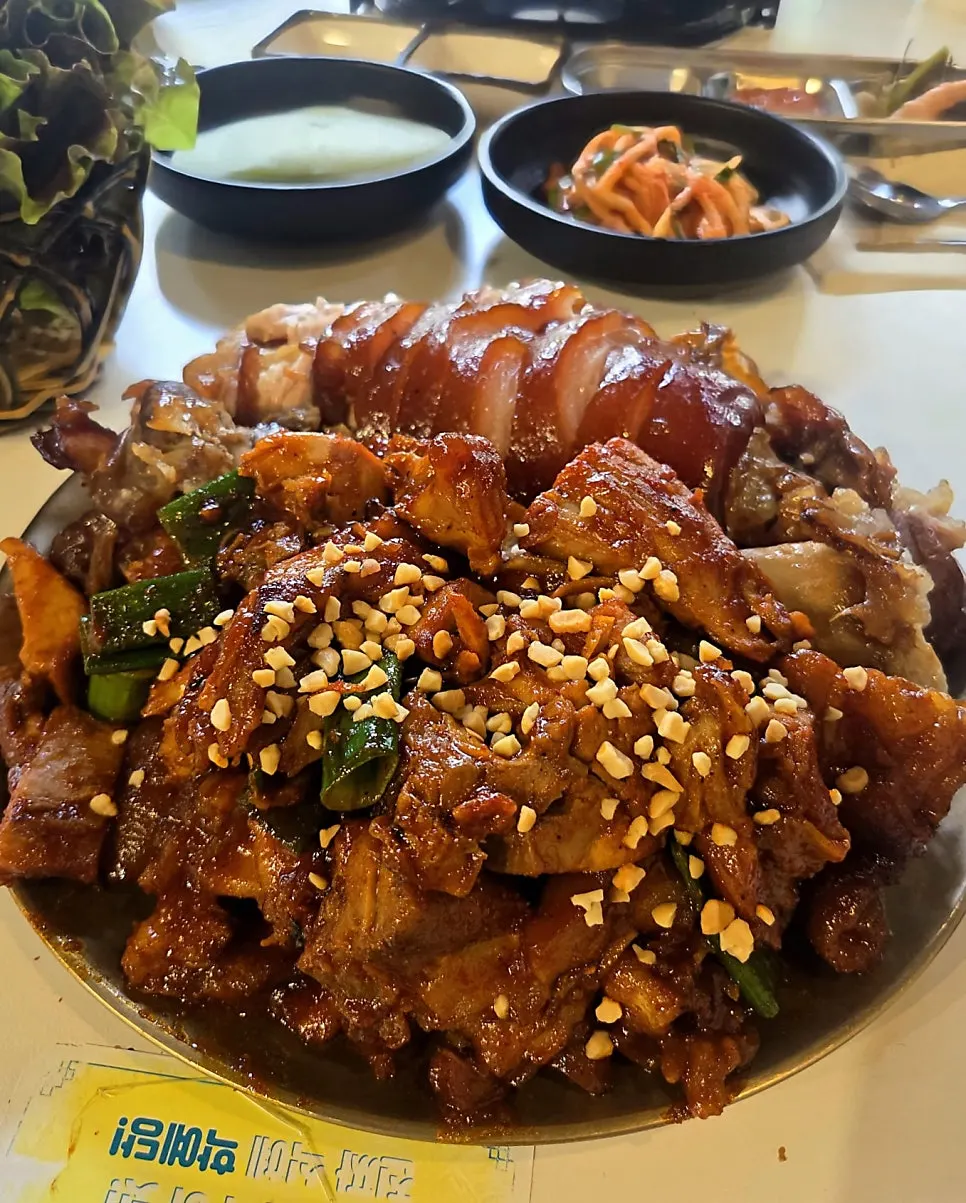 오향족발과 불족발이 반반 담긴 접시