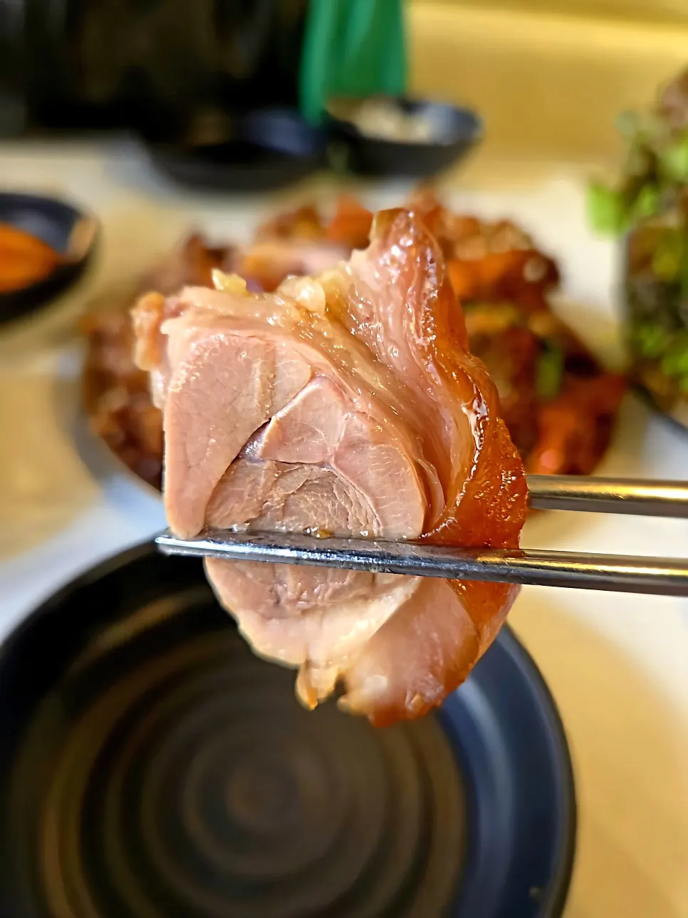 젓가락으로 집어 올린 오향족발 한 점