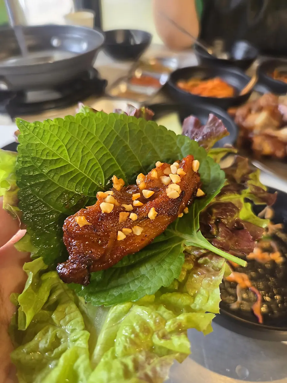 견과류 가루가 뿌려진 불족발 가까이 담은 사진