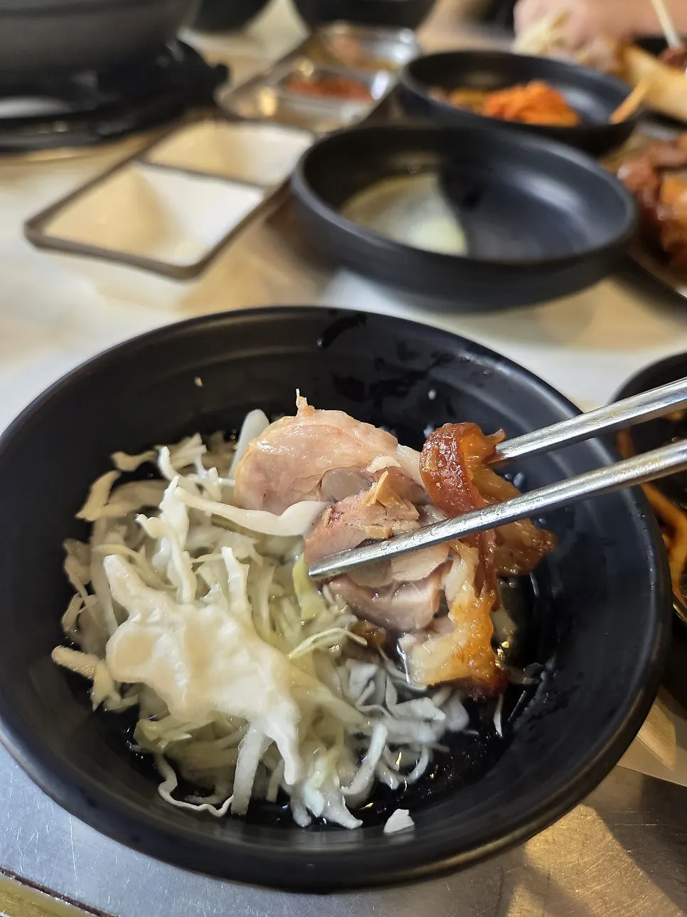 밑반찬과 함께 차려진 족발 상차림